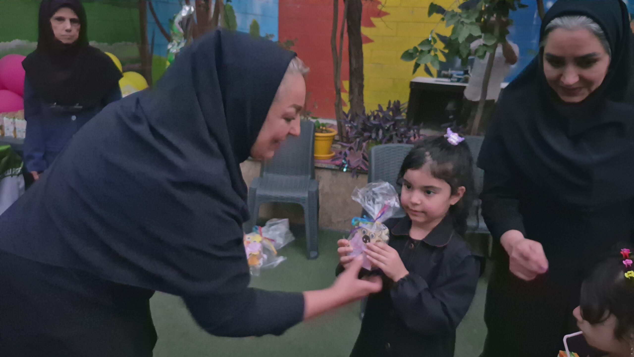 پیش دبستانی و دبستان دخترانه دختران ترنج بهترین مدرسه تهرانپارس